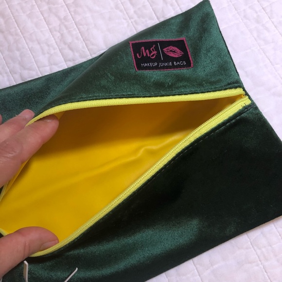 NEW Makeup Junkie Bag Size Medium Green Velvet - Picture 4 of 7